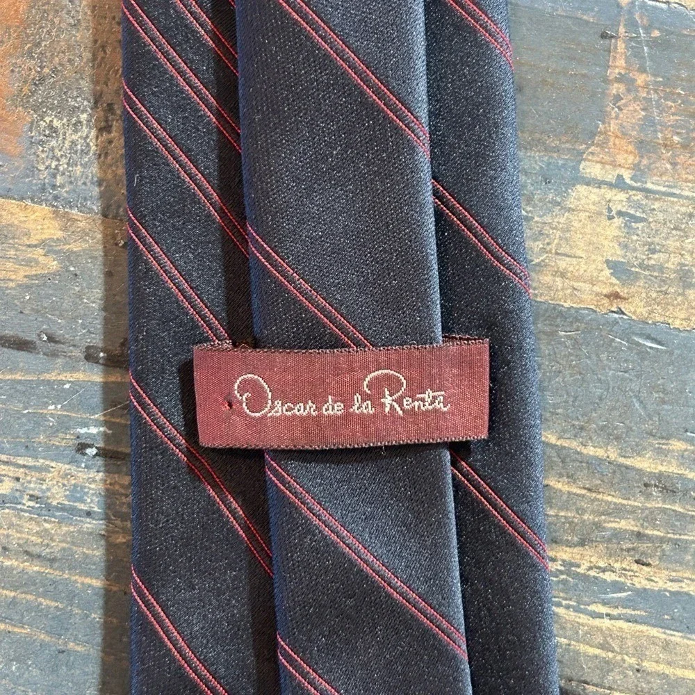 Oscar de la Renta Mens Necktie Charcoal Grey Red Diagonal Striped Silk Tie